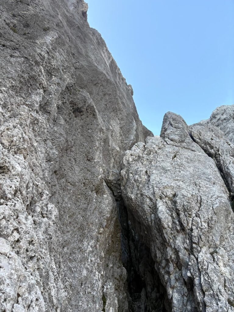 3. Seillänge. Hier hinter dem Klemmblock klettern.
