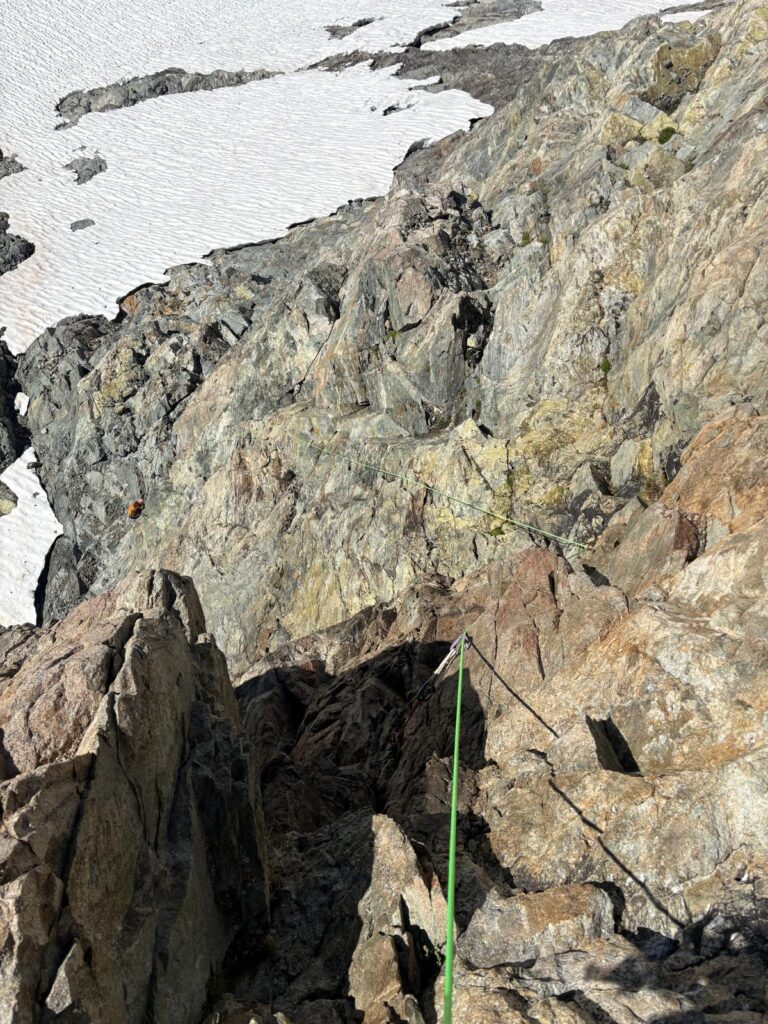 1.Seillänge. Man wechselt von links nach rechts. am Schluss die Verschneidung rechts des Bandes