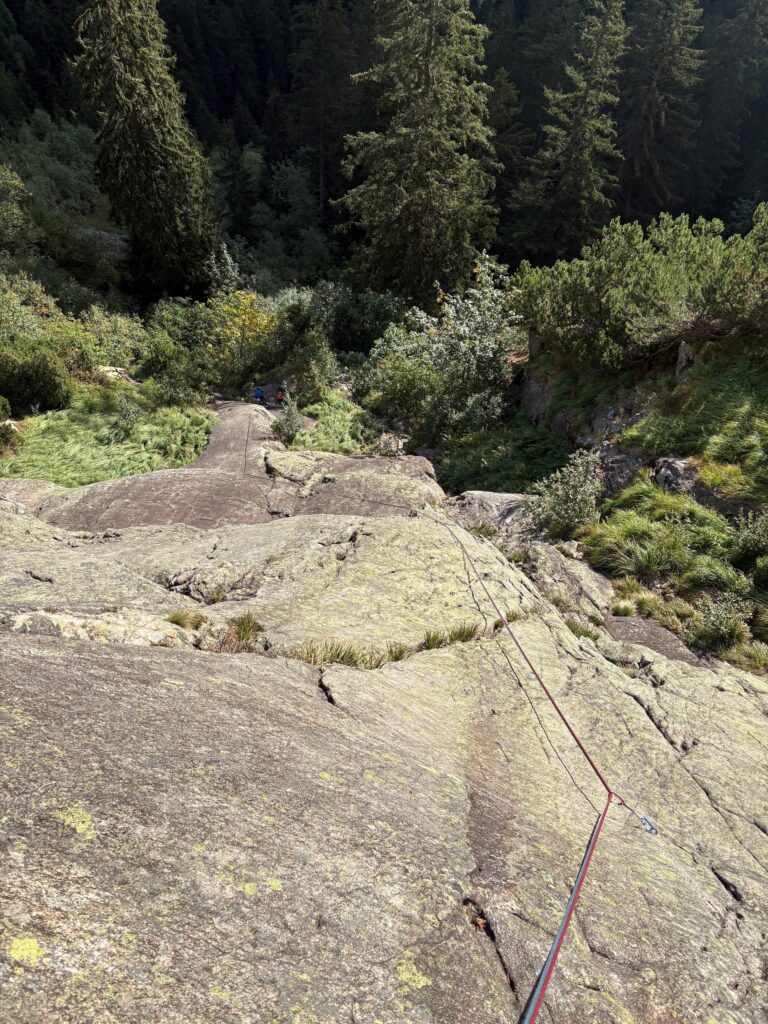 Blick in die 1. Seillänge des Bügeleisens links der Seile